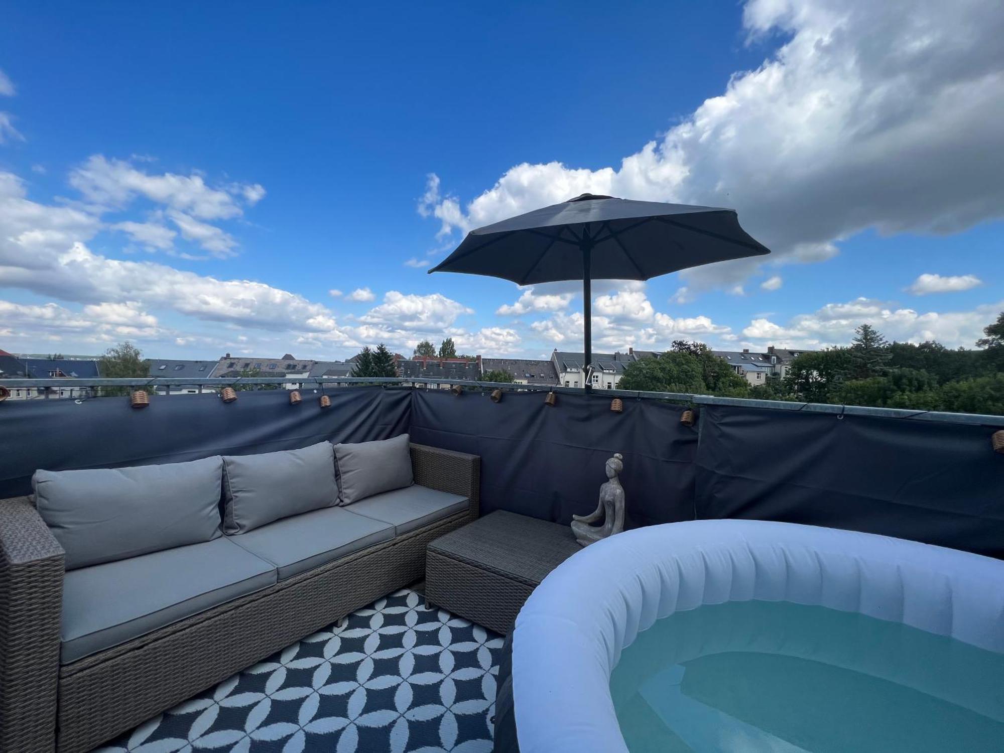 Pretty Rooftop Jacuzzi Apartment