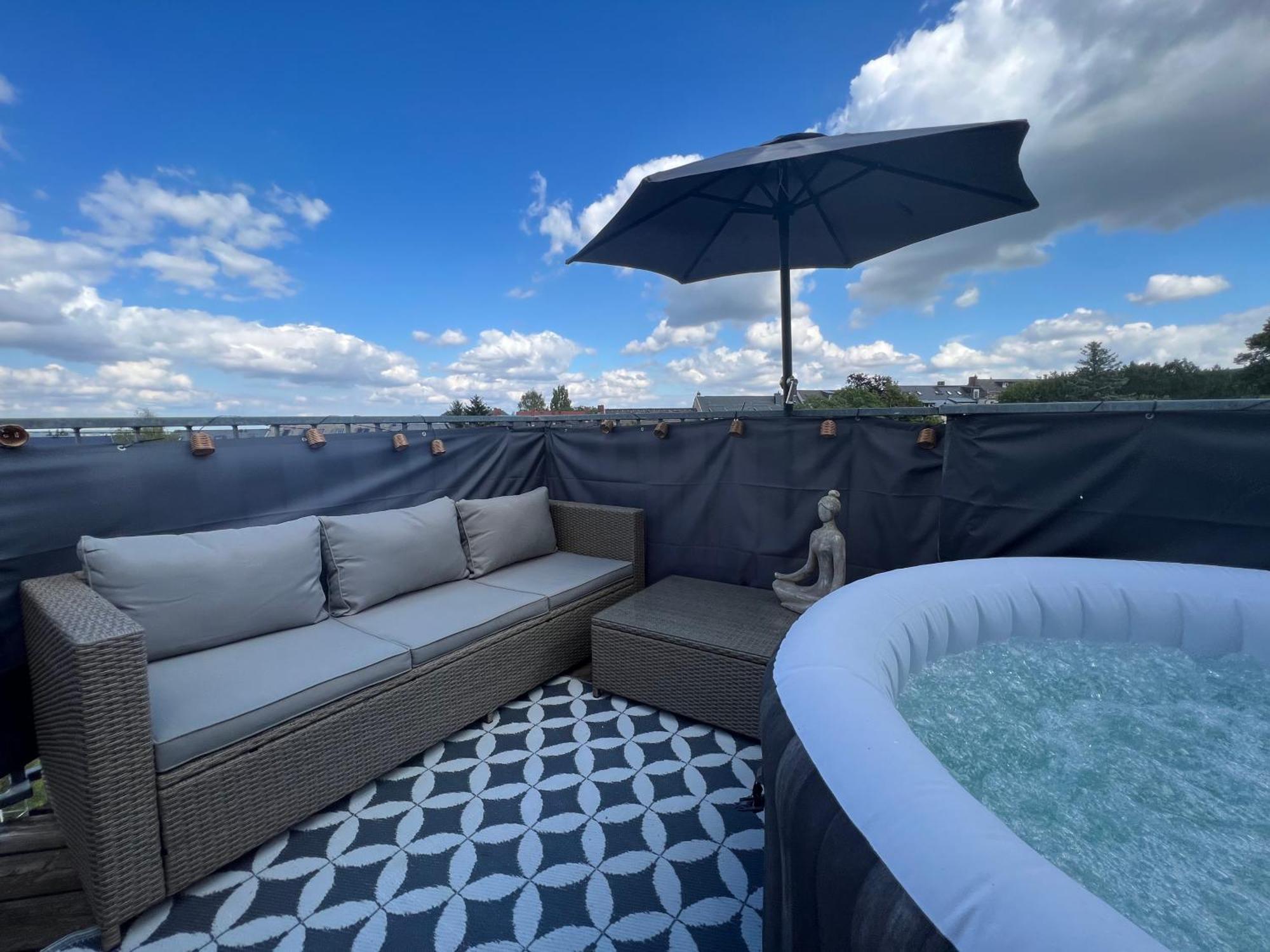 Apartment Pretty Rooftop Jacuzzi Chemnitz
