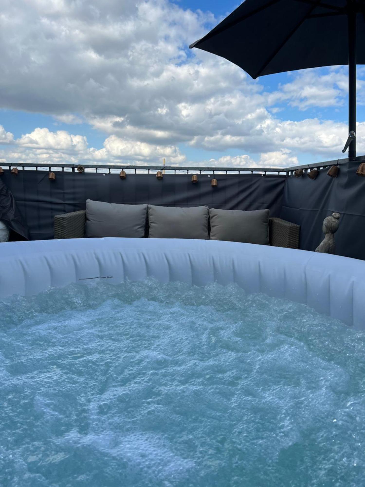 Apartment Pretty Rooftop Jacuzzi